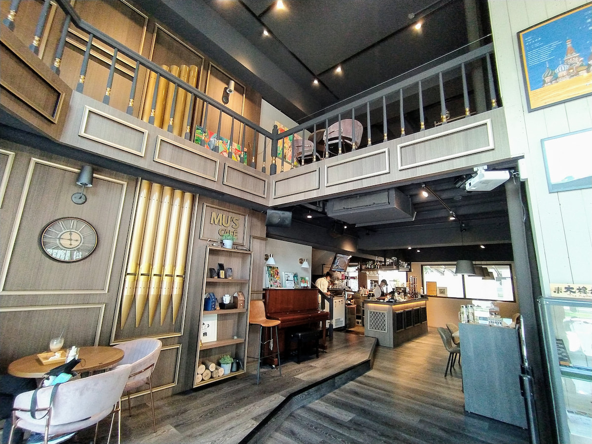 木色藝文咖啡Mu’s Cafe｜結合藝術、音樂、畫廊咖啡廳｜提拉米蘇必點