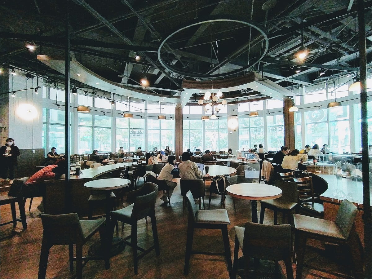 林口最美路易莎Louisa Coffee｜圓形環繞設計宛如圖書館般的咖啡廳