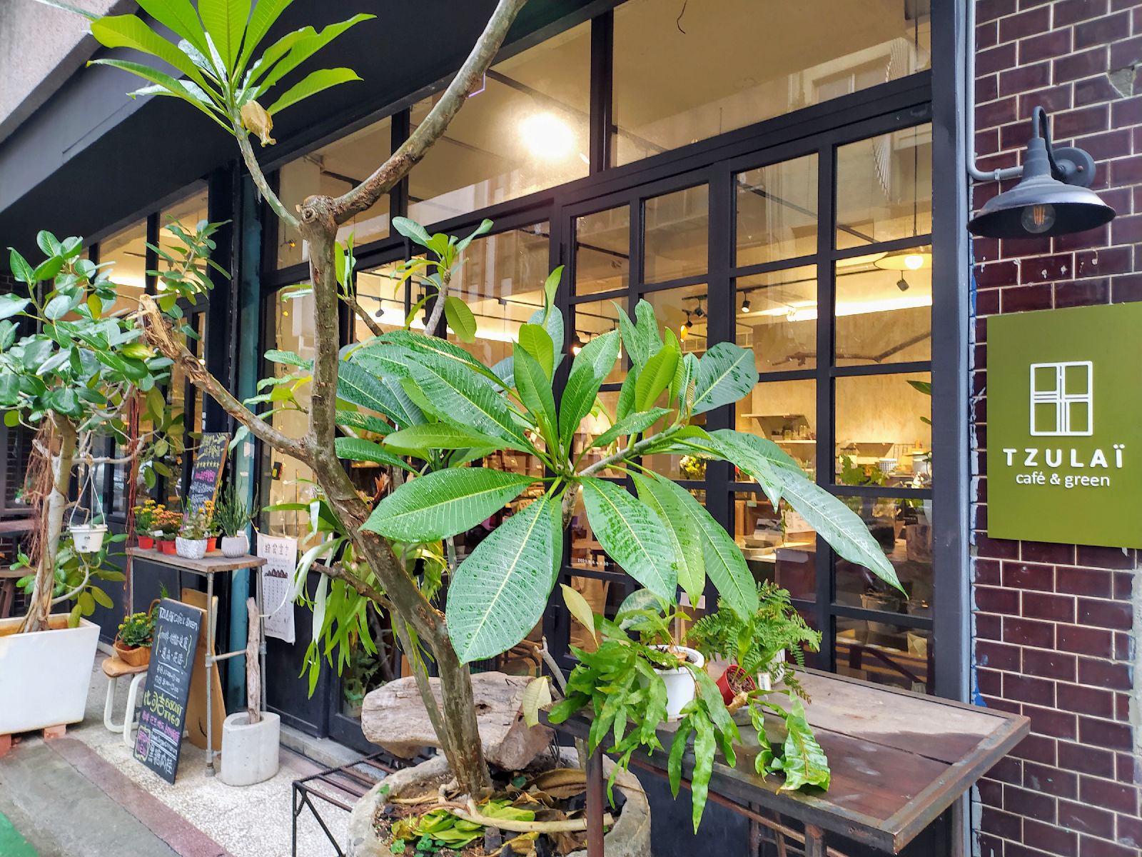 厝內與咖啡與綠TZULAÏ café & green，被植物鮮花包圍的森林系咖啡廳