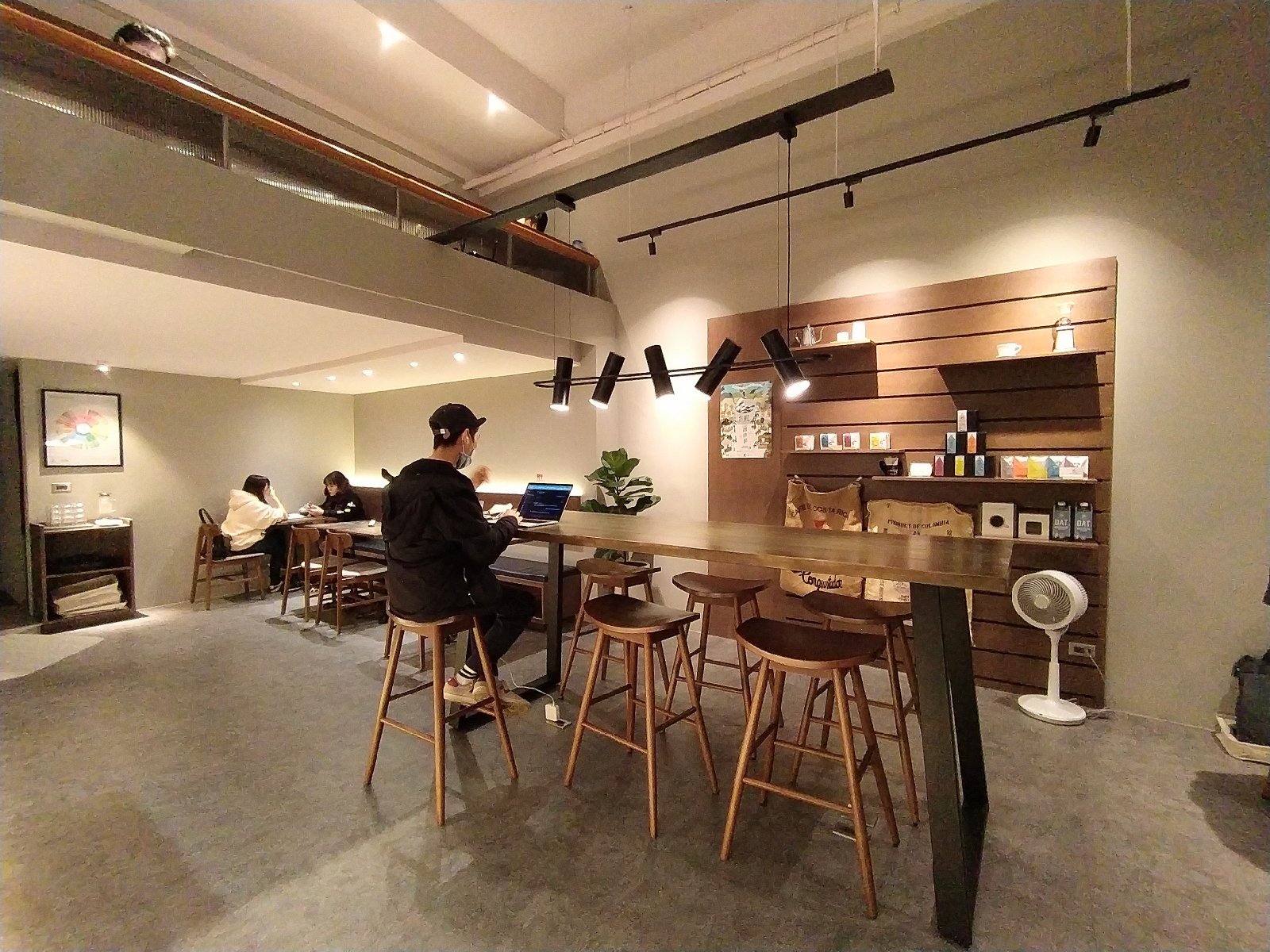瑞帛咖啡Rebirth Coffee｜松山區木質調溫暖清新咖啡廳