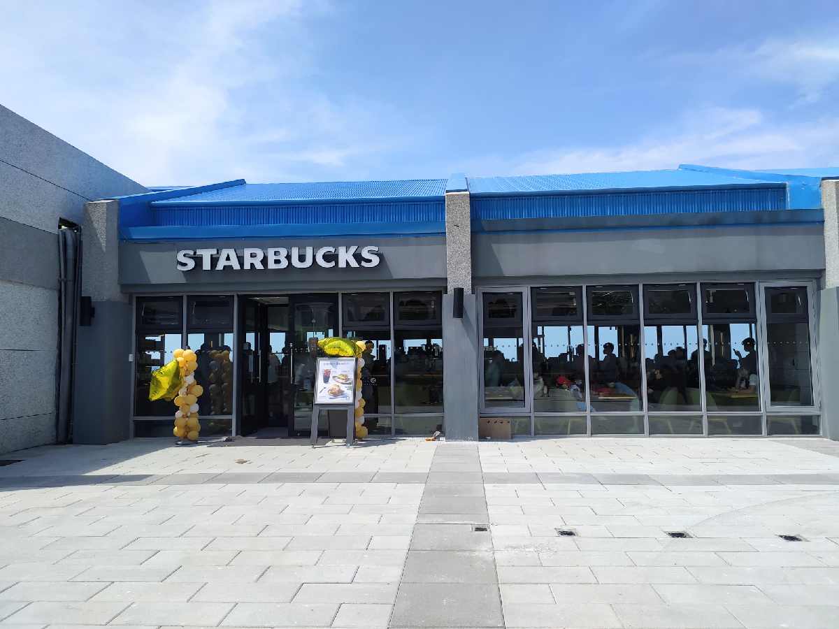 新北最美星巴克又一家！離海最近的Starbucks在福隆觀海門市