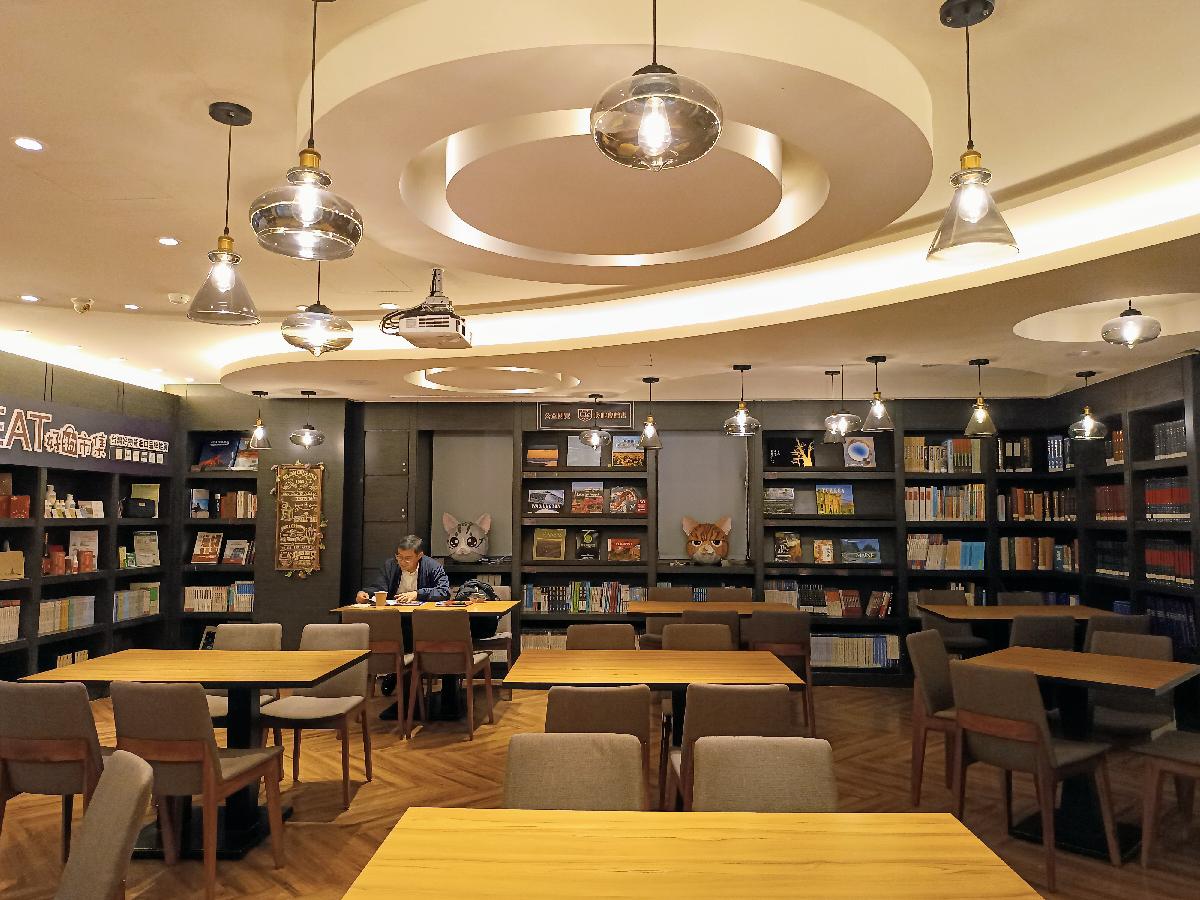 【捷運行天宮站咖啡廳】咖啡空間IEAT Cafe，安靜閱讀的咖啡館