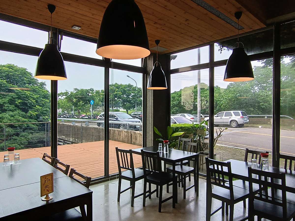 新竹美食－尋路Cafe,大草皮ｘ鬆餅ｘ摩艾石像,有美術館氛圍咖啡廳