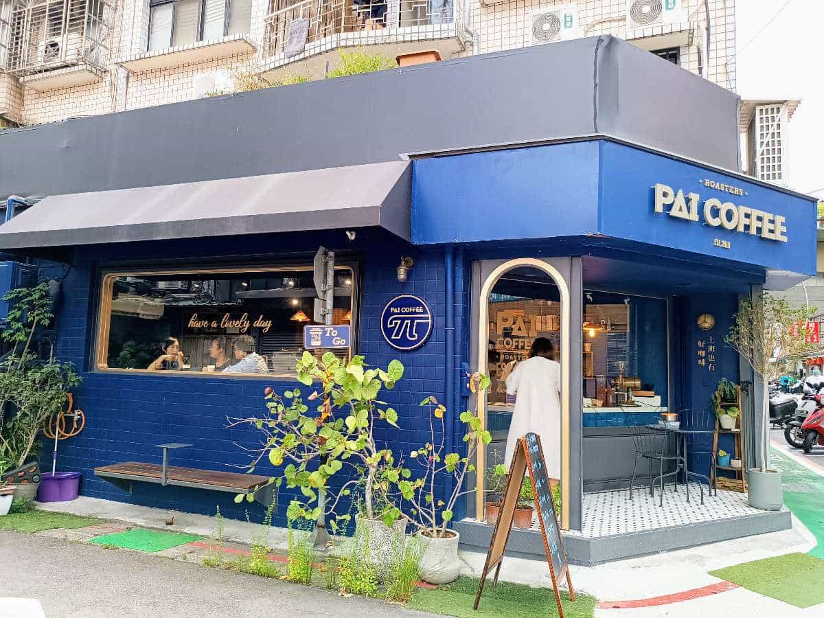 中山區行天宮捷運站旁的PAI Coffee，復古藍咖啡廳帶有異國風情